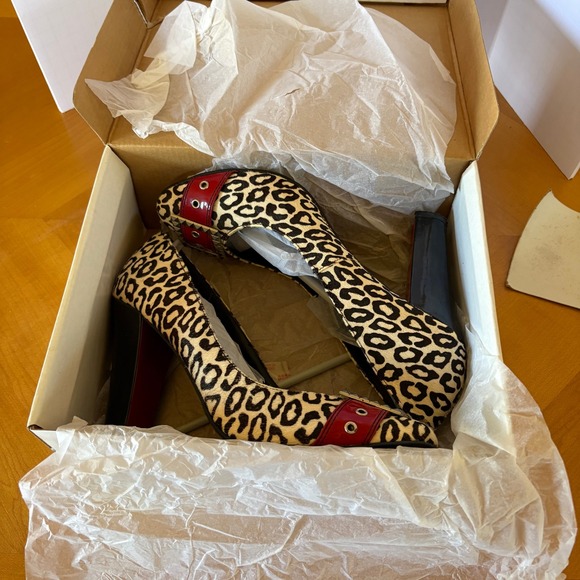 Steve Madden Mindyy Pumps Cheetah Calf Hair Red Buckle Size 10 Leopard Heel - Picture 10 of 16